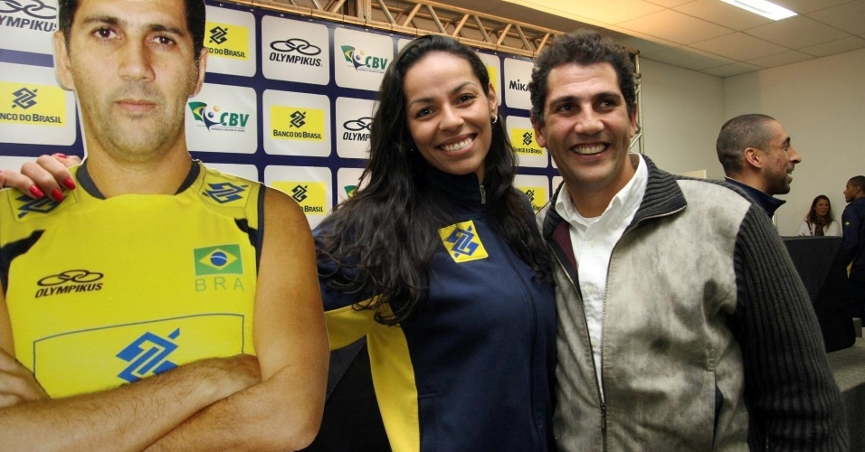 A ponteira Paula Pequeno posou ao lado do homenageado Maurício, bicampeão olímpico em Barcelona (1992) e Atenas (2004)