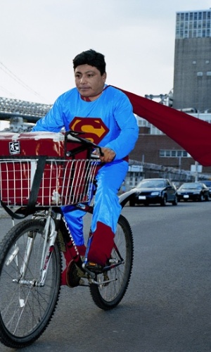 As fotos da série - chamada "A verdadeira história dos super-heróis" - foram feitas ao longo de cinco anos e reunidas em um livro. Cada imagem é acompanhada de um valor: a quantidade de dinheiro que os imigrantes enviam para suas famílias. No caso de Noé Reyes - entregador de encomendas no Brooklyn, fotografado como Super-Homem - as remessas mensais para seus parentes em Puebla chegam a US$500 - Dulce Pinzón 