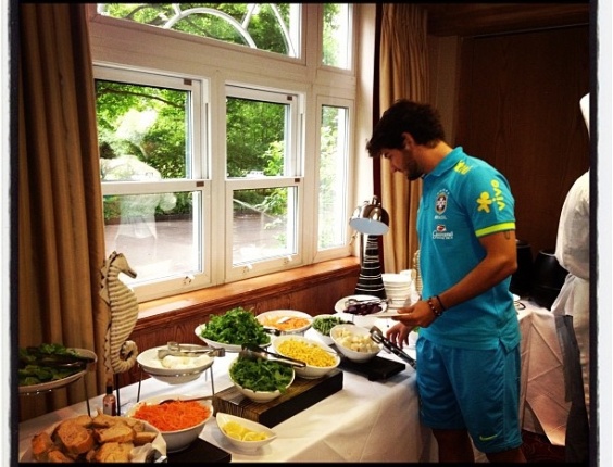 Atacante Alexandre Pato escolhe o que vai comer após um dia de treinos, visando os Jogos Olímpicos; estréia será no dia 26, contra o Egito