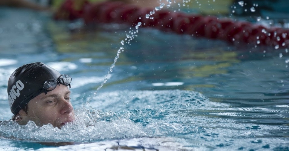 Cesar Cielo respira durante treino na piscina do CT Crystal Palace nesta quarta-feira (18/07)