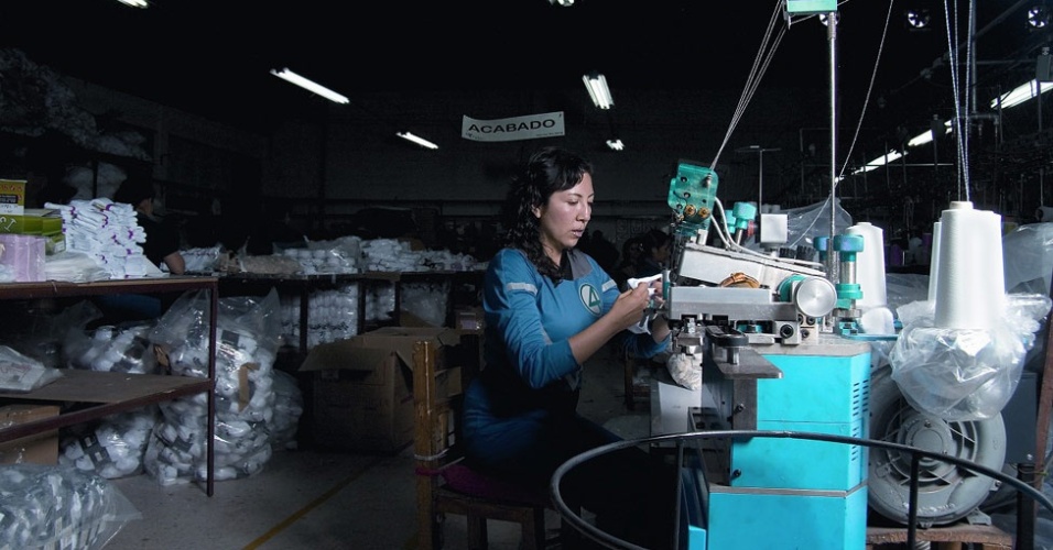 Em homenagem a seus modelos, Pinzón fechou seu livro posando de Mulher-Invisível, feito em uma oficina de costura na qual que trabalham muitas imigrantes latino-americanas. "Muitos dos retratados chegaram a ver as suas fotos, outros tiveram de se mudar por estarem com os papéis irregulares", explica a fotógrafa - Dulce Pinzón 