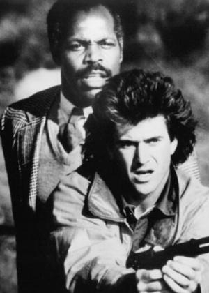 Mel Gibson e Danny Glover em "Máquina Mortífera"; filme ganhará releitura na TV norte-americana - Reprodução/IMDB
