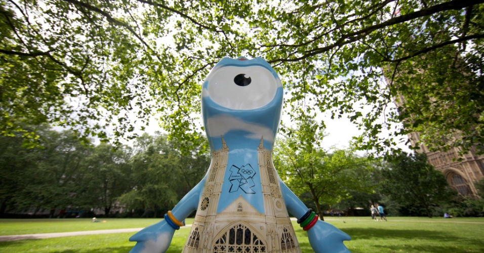 Escultura do mascote olímpico traz o desenho da Abadia de Westminster; ao todo, 83 figuras de Wenlock e Mandeville foram espalhadas por Londres (17/07/2012)