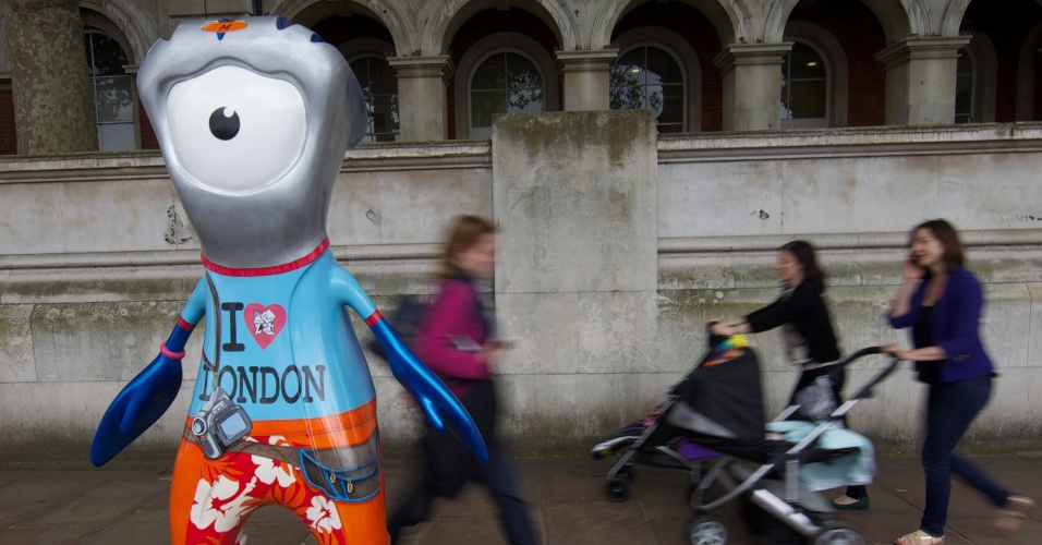 Escultura do mascote olímpico traz o desenho de um turista; ao todo, 83 figuras de Wenlock e Mandeville foram espalhadas por Londres (17/07/2012)