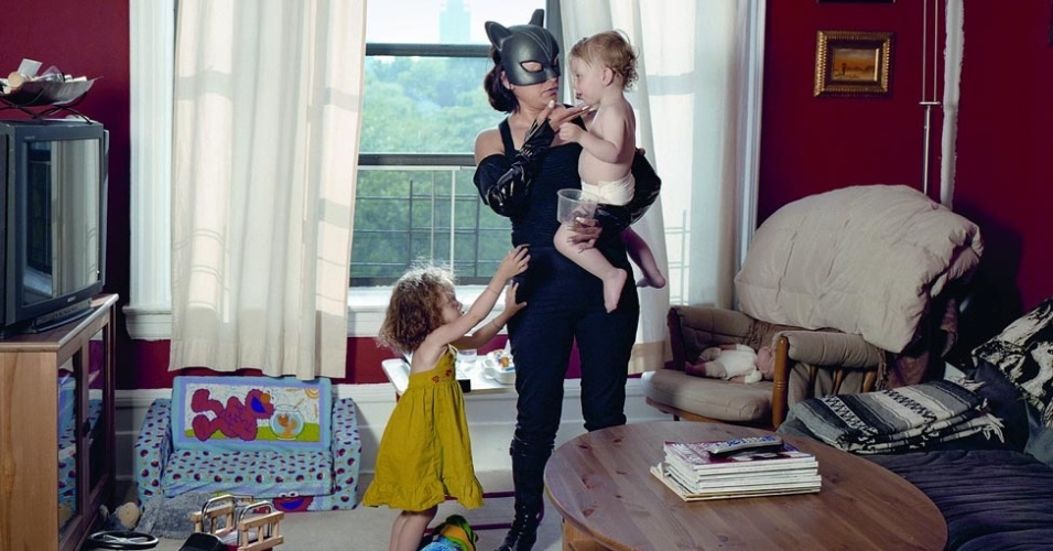 "Essa gente trabalha muitas horas, com salários baixos. Da renda que eles conseguem juntar dependem famílias inteiras no México", diz Pinzón. Durante uma estadia em Nova York, a fotógrafa conheceu Minerva Valencia, a babá que pousou como Mulher-Gato - Dulce Pinzón 