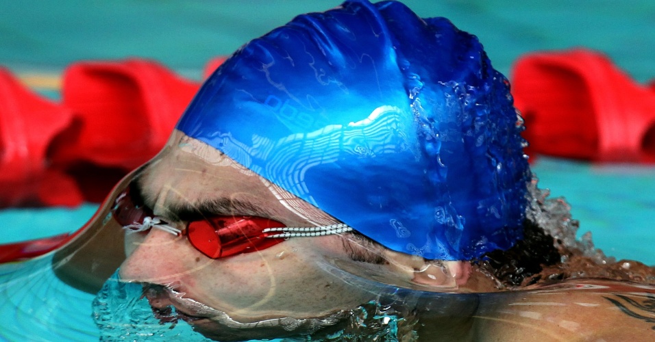 Felipe França emerge na água durante treino da seleção de natação no CT do Crystal Palace nesta quarta-feira (18/07/2012)