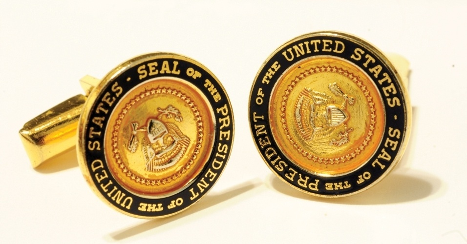 Itens da exposição "The Elvis Experience", que chega ao Brasil em setembro de 2012: abotoaduras oficiais da presidência dos Estados Unidos, que Elvis ganhou do Presidente Nixon ao visitar a Casa Branca - Divulgação