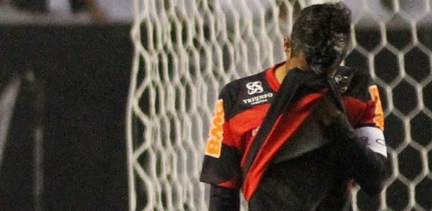 Léo Moura lamenta mais uma falha em partida do Flamengo; lateral não vive boa fase - Fernando Maia/UOL