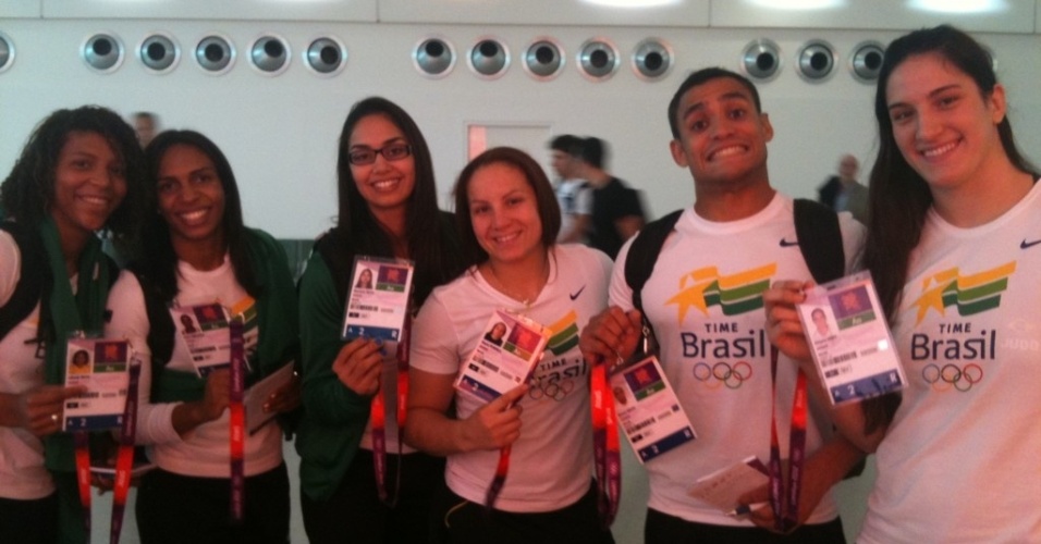Judocas da seleção brasileira se credenciaram logo após o desembarque em Londres nesta terça-feira (17/07)