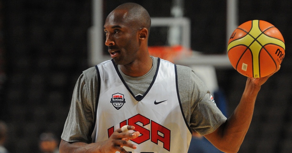 Kobe Bryant conduz bola em sessão de treinamento do time dos Estados Unidos (16/07/12)