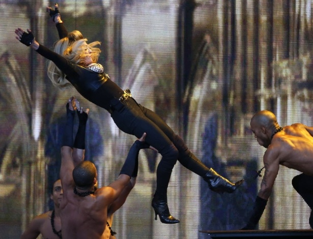 À luz do dia, Madonna se apresenta no Hyde Park, em Londres (17/7/12) - Suzanne Plunkett/Reuters