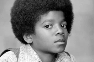 O produtor Berry Gordy (dir.) procura um ator para interpretar Michael Jackson quando criança - Divulgação/Gabriel Bouys-Pool/Getty Images