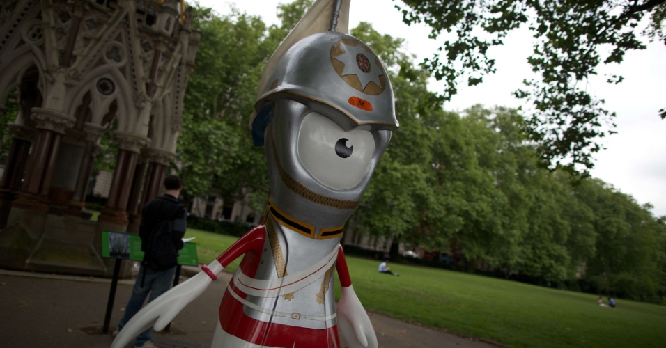 Na terça-feira, 83 esculturas gigantes dos mascotes da Olimpíada e da Paraolimpíada de Londres foram espalhadas pela capital britânica (17/07/2012)