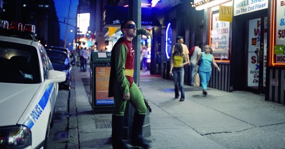 O discurso político por trás do projecto de Pinzón destaca a dupla dependência entre o México e os EUA: enquanto a economia americana precisa da mão-de-obra imigrante, a mexicana precisa das remessas de trabalhadores como Ernesto Méndez, da Cidade do México ? retratado acima como como Robin. Ele envia para casa US$200 por semana, ganhados nas ruas de Manhattan - Dulce Pinzón 