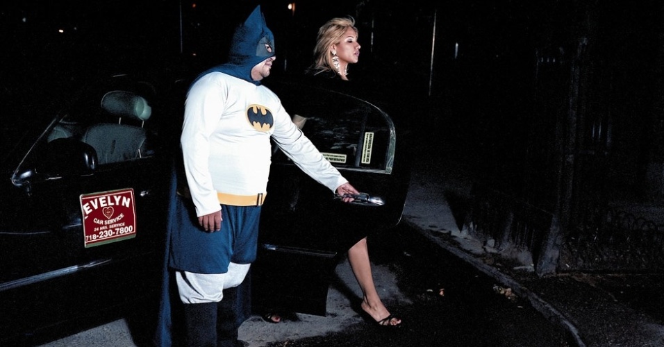 O ponto de partida do trabalho é a revalorização do conceito de heroísmo, um fenômeno que, segundo Pinzón, teria ganhado força nos EUA depois dos atentados de 11 de setembro. "A idéia do herói ficou associada a policiais, bombeiros e enfermeiras, mas ninguém parou para prestar atenção nos imigrantes, especialmente os latino-americanos", opina a fotógrafa, referindo-se a trabalhadores como o chofer Federico Martínez, fotografado como Batman - Dulce Pinzón 