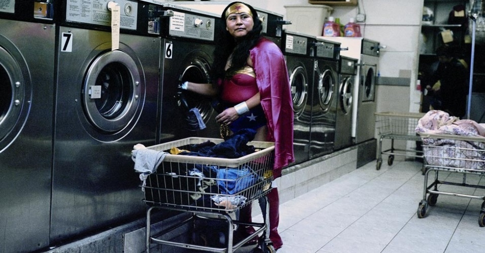 Os latino-americanos fotografados - como María Luisa Romero, funcionária de uma lavandería do Brooklyn retratada acima como Mulher Maravilha - concordaram em se vestir de super-heróis para reforçar a sátira. "A intenção era romper com a tradição documental mexicana, com aquela típica foto em preto e branco de trabalhos sobre imigração, em que os entrevistados têm o olhar perdido", afirma Pinzón - Dulce Pinzón 