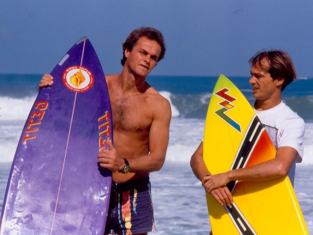 Os surfistas Juba (Kadu Moliterno) e Lula (André de Biase) eram amigos inseparáveis no seriado "Armação Ilimitada" que fez sucesso na década de 80  - Divulgação/TV Globo