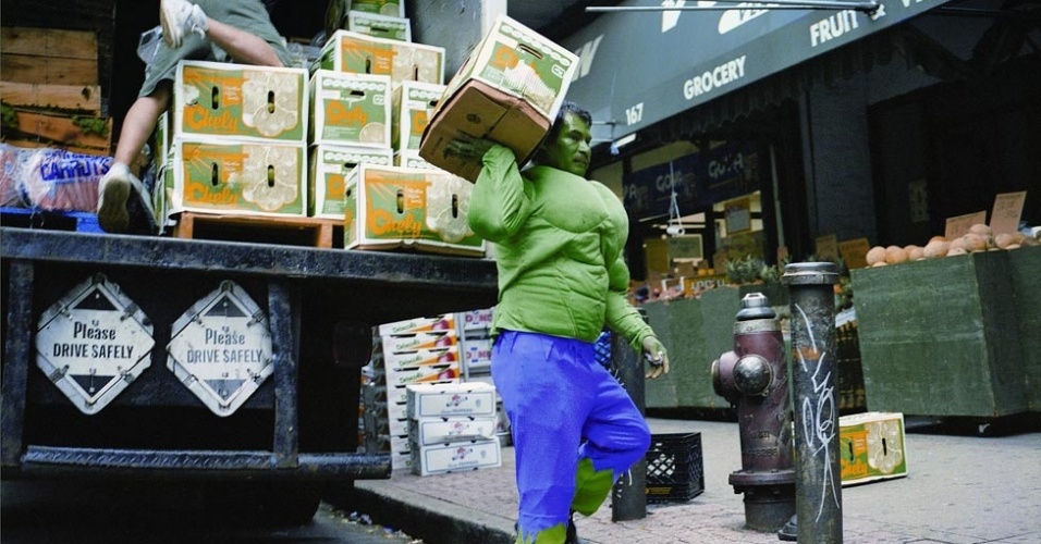 Outro "herói" retratado por Pinzón é Paulino Cardozo, do estado mexicano de Guerrero. Ele que passa seus dias carregando e descarregando caixas de frutas e verduras de um caminhão de entregas. Na foto, aparece vestido de incrível Hulk, o supér-herói conhecido por ter uma força extraordinária - Dulce Pinzón 