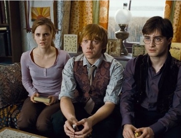 No cinema: Harry (Daniel Radcliffe), Ron (Rupert Grint) e Herminone (Emma Watson) - Reprodução/IMDB