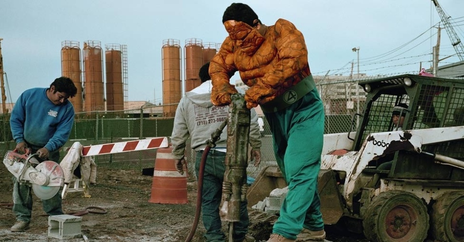 Pinzón estudou o repertório de cada personagem para encontrar os que melhor poderiam ser identificados com cada ocupação. Segundo a fotógrafa, os imigrantes mostram seus "superpoderes" na vida cotidiana: têm força, resistência e "capacidade de sobreviver a situações extremas". Entre eles, estão o empregado de uma empresa de demolição Luis Hernández, retratado como o Coisa, do Quarteto Fantástico - Dulce Pinzón 