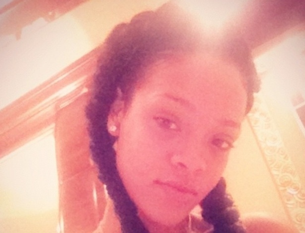 Rihanna aparece com os cabelos trançados (18/7/12)