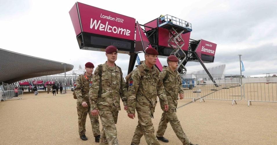 Soldados do exército de Londres caminham no Parque Olímpico; segurança é questionada