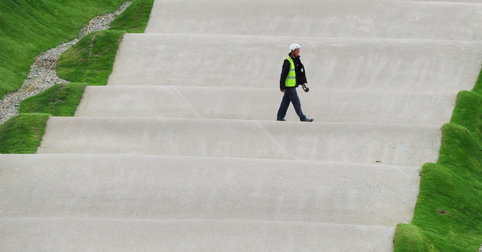 Trabalhador caminha na pista que será usada para a prova de BMX na Olimpíada (18/07/2012)
