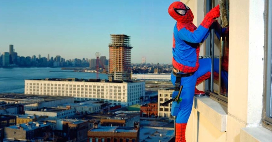 Uma série fotográfica da artista mexicana Dulce Pinzón retrata imigrantes latino-americanos que vivem ilegalmente nos EUA como super-heróis clássicos dos quadrinhos. O trabalho tem tom de sátira, mas, segundo a artista, homenageia os "heróis silenciosos" que ajudam a sustentar a economia americana. O mexicano Bernabé Méndez, que limpa vidros em Nova York, é um desses "heróis". Ele foi fotografado por Pinzón vestido de Homem-Aranha - Dulce Pinzón 