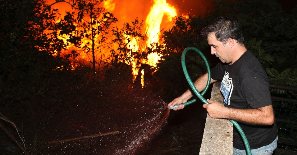 18.jul.2012 - Incêndio atinge área florestal na quarta-feira (18), nas montanhas da cidade de Funchal, na ilha portuguesa da Madeira