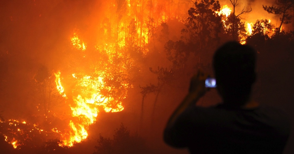 18.jul.2012 - Incêndio atinge área florestal na quarta-feira (18), nas montanhas da cidade de Funchal, na ilha portuguesa da Madeira