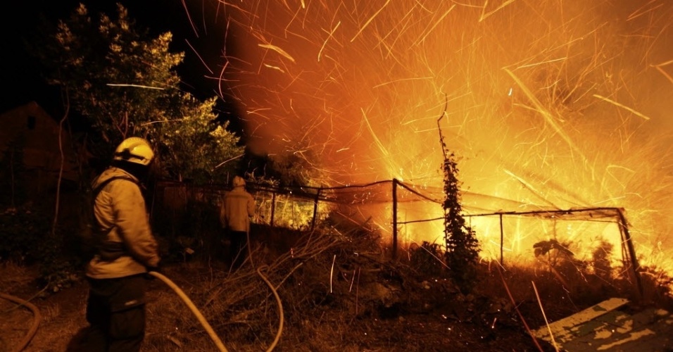 19.jul.2012 - Bombeiros tentam controlar incêndio na ilha da Madeira (Portugal). As altas temperaturas contribuíram para o aumento da quantidade de incêndios no país europeu