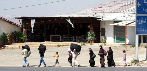 Para fugir da violência, sírios cruzam a fronteira com o Líbano. Em média, 5.000 deixam a Síria diariamente 