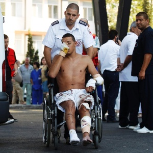Nesta quinta-feira (19), alguns dos sobreviventes do incidente deixaram o hospital em Burgas, na Bulgária - Stoyan Nenov/Reuters