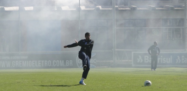 Leandro, que marcou dois gols contra o Sport, treina finalizações no suplementar - 