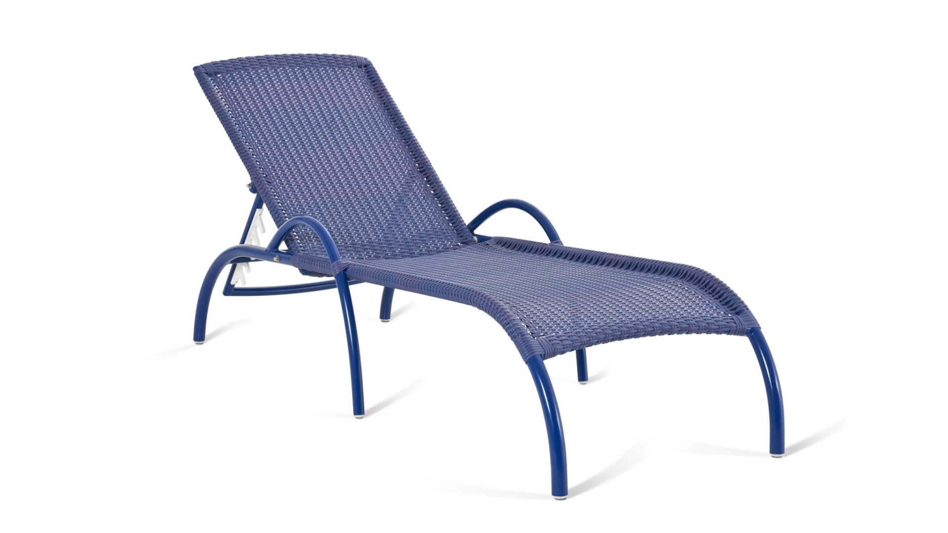 Até o dia 16 de agosto de 2012, a espreguiçadeira Rapallo (91 cm x 67 cm x 186 cm) custa R$ 1.973 para pagamento à vista na Saccaro (www.saccaro.com.br). O preço sem o desconto é R$ 2.818. O item tem estrutura em alumínio e trançado em fibra sintética - Divulgação