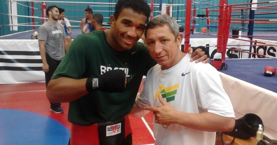 Boxeador brasileiro Esquiva Falcão tira foto junto com seu treinador Jura Oliveira, em preparação para os Jogos Olímpicos