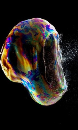 "Com essa série de imagens, tentei capturar a beleza dessas esculturas de vida curta, que consistem em 99% de ar e na verdade não possuem cor alguma", explica o suíço - Fabian Oefner