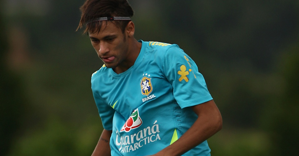 Com um elástico para prender a cabeleira, Neymar finaliza em treino de chutes a gol da seleção brasileira