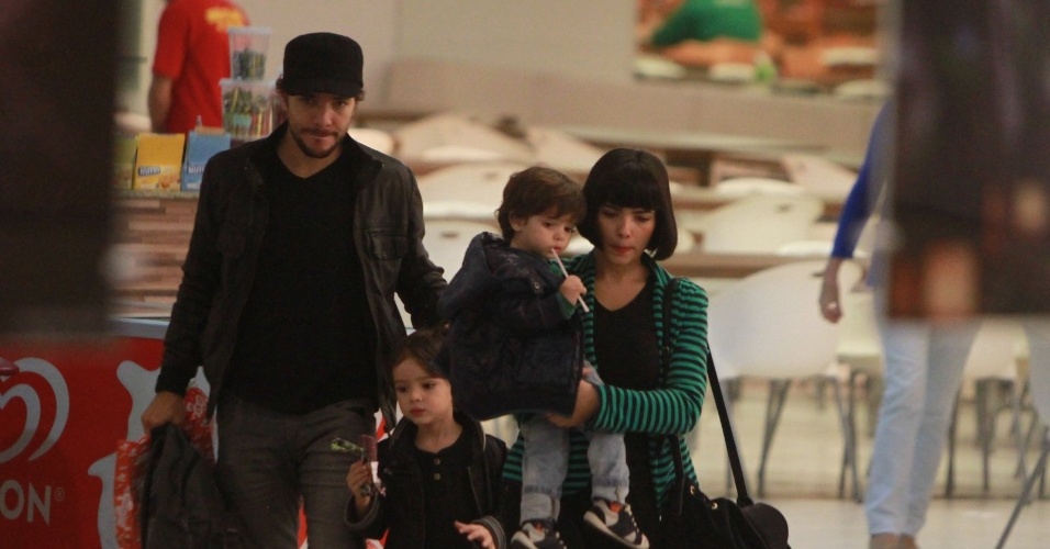 Daniel Oliveira e Vanessa Giácomo passearam com os filhos em um shopping da zona oeste do Rio (19/7/12)