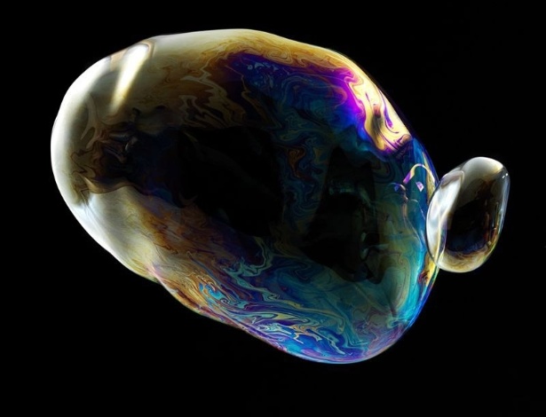 Ele diz ter sido inspirado pela própria infância. 'Muitos de nós nos lembramos de brincar com bolhas de sabão na infância, quando éramos fascinados pelas suas cores e por isso mesmo ficávamos muito mais desapontados quando elas de repente desapareciam', conta - Fabian Oefner