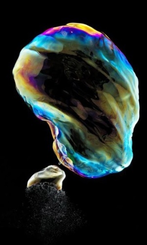 Ele explica que seu principal desafio foi iluminar as bolhas, transparentes, e conseguir fotografá-las antes que elas explodissem no ar - Fabian Oefner