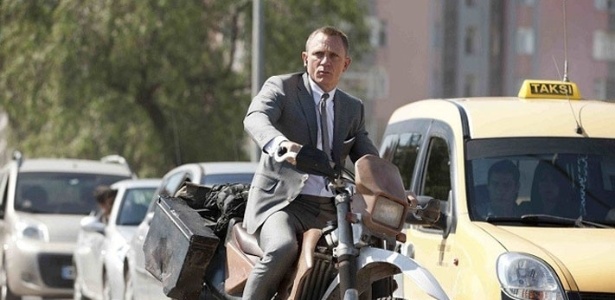 Daniel Craig anda de moto em cena de Em "007 - Operação Skyfall" - Divulgação