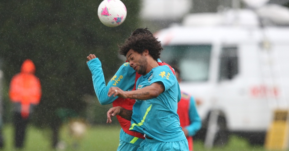 Marcelo disputa bola pelo alto durante treino do Brasil no CT do Arsenal