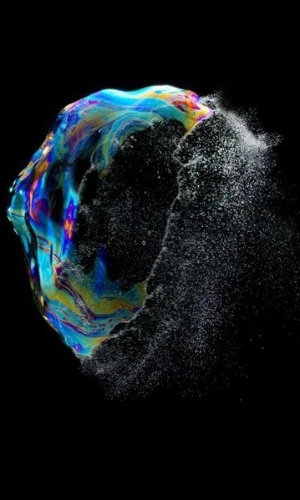 Momento em que bolhas têm metade de estrutura intacta e outra metade já se dissipando no ar tornou-se objeto de fascinação para o artista - Fabian Oefner