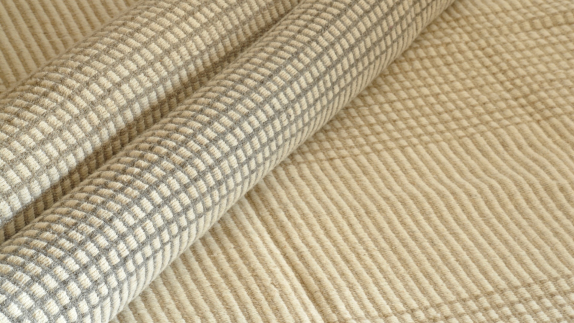 Na By Kamy (www.tapetes.com), o tapete indiano Dhurie Tatu em lã (60%) e algodão (40%) de R$ 294 sai por R$ 196. A peça mede 140 cm por 70 cm e pode ser comprada com desconto até o dia 19 de agosto de 2012 - Divulgação