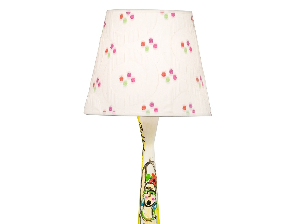 Na liquidação da Dominici Extra Serie - loja no Shopping D&D (11 5105-8507), a luminária de mesa tem base pintada à mão pela artista Isabelle Tuchband. De R$ 867 por R$ 520 até o dia 19 de agosto de 2012 - Divulgação