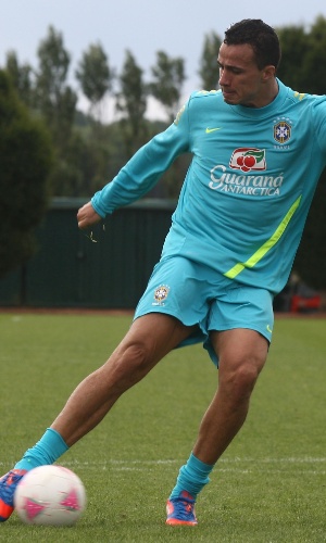 O atacante Leandro Daimão chuta a gol durante treino da seleção brasileira nesta quinta-feira (19/07/2012)