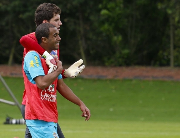 O goleiro Rafael e o meia-atacante Lucas se abraçam durante o treino da seleção brasileira desta quinta-feira