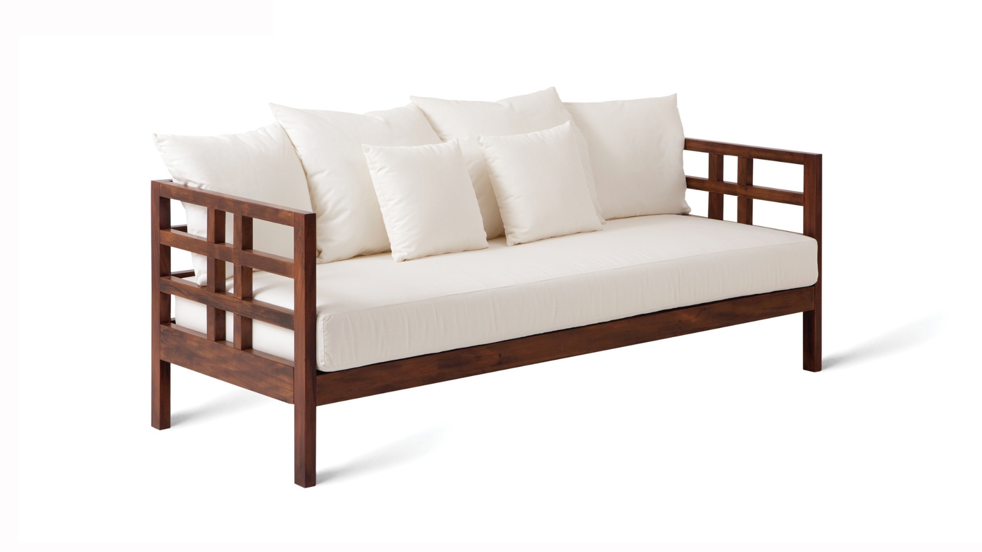 O sofá Maresias, de três lugares, é fabricado de madeira de demolição, em sarja branca, bege ou preta. O móvel pode ser comprado de R$ 5.359 por R$ 3.751, na loja Amazônia Móveis, no Shopping D&D (www.dedshopping.com.br). O preço promocional é válido até o dia 19 de agosto de 2012 - Divulgação