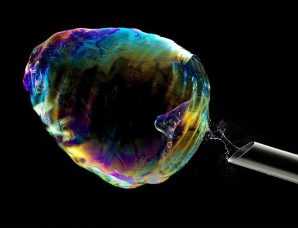 O suíço Fabian Oefner dedicou-se à captura de imagens da formação e explosão de bolhas de sabão - Fabian Oefner